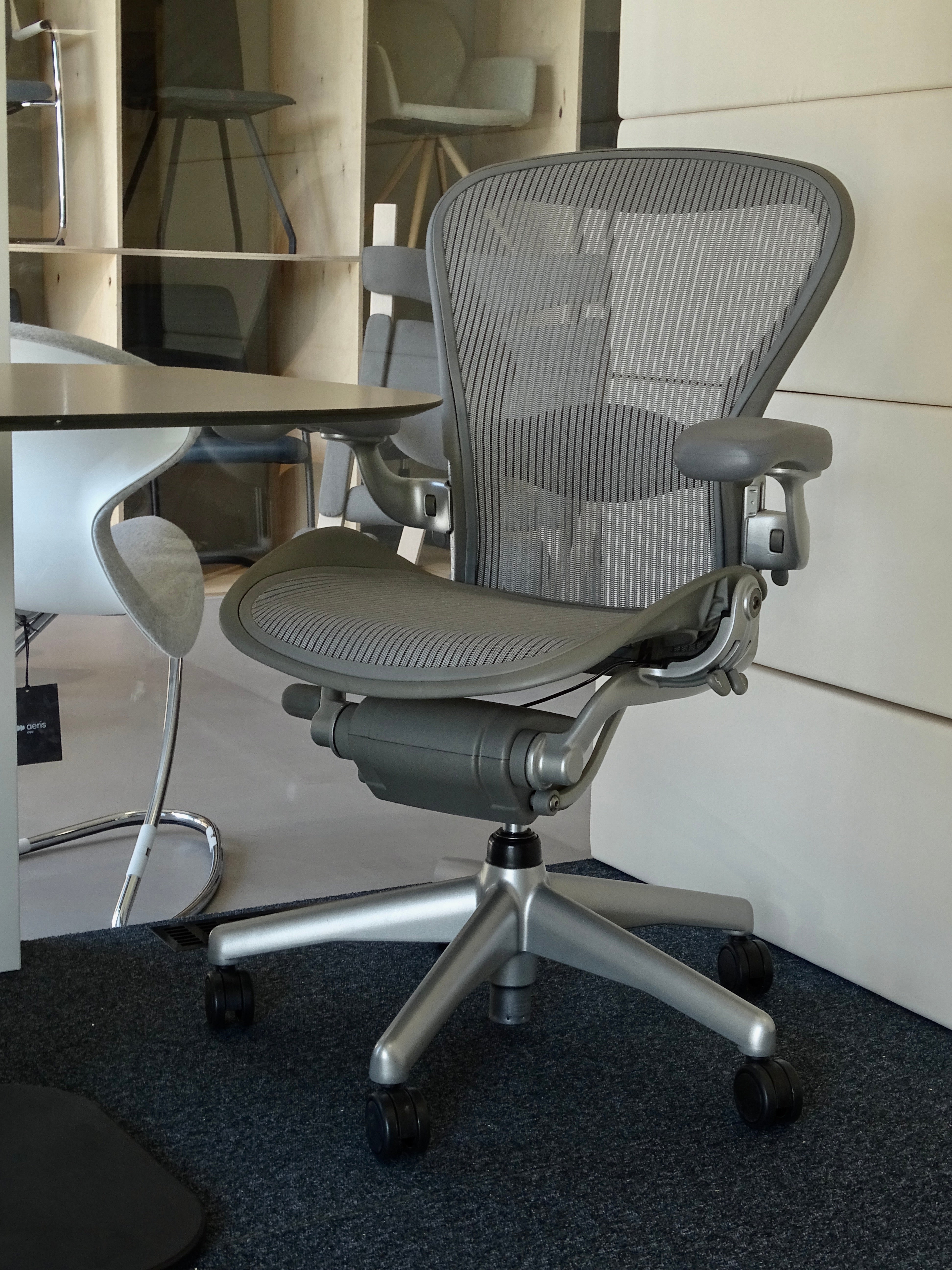 Silla Herman Miller Aeron Classic reacondicionada (titanio)